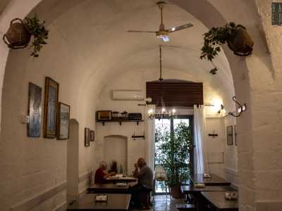 ...e l�Osteria delle Travi il Buco in largo Chiurlia (del 1906). Ma entrambe, seppur conservando uno stile e un men� tradizionale, si sono trasformate nel tempo in veri e propri ristoranti 